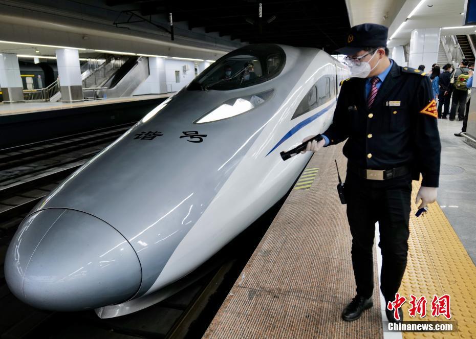 Histórica estação de Shenzhen inaugura trem de alta velocidade