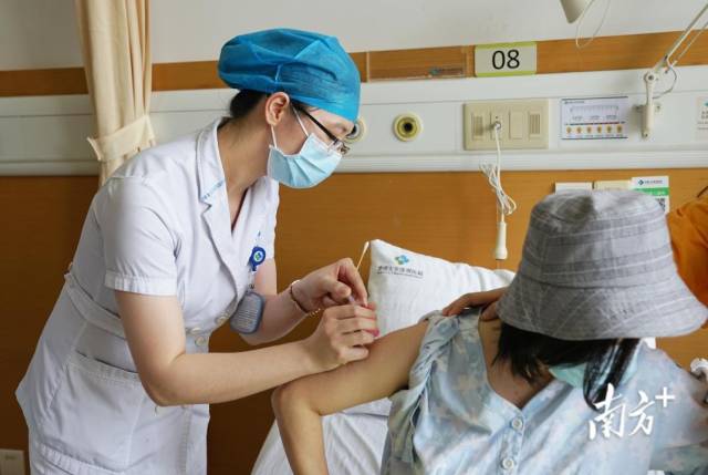  怀孕28周的杨女士成功注射了第一剂抗D免疫球蛋白注射液，成为“港澳药械通”首个药品运抵香港大学深圳医院以来的第一个受益者。