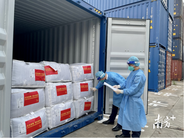 沙田海关工作人员查验通过莞港水运专线运输的供港防疫物资。