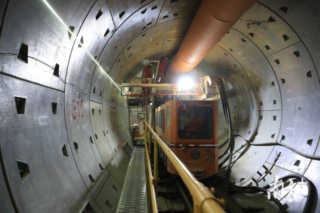 小火车在试验段工程盾构隧洞装载渣土。