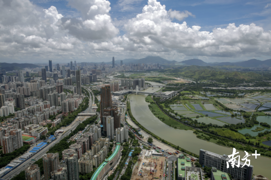 深港科技创新合作区位于深圳市福田区南部与香港接壤处。图中间为深圳河，右侧是香港区域，左侧是深圳福田保税区