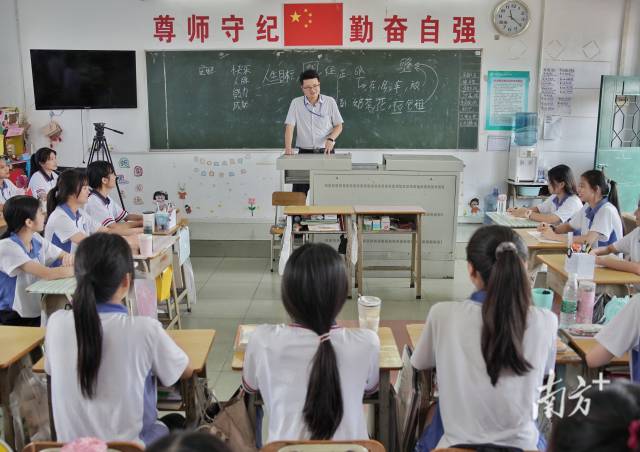 冯富荣正在给同学们上课。