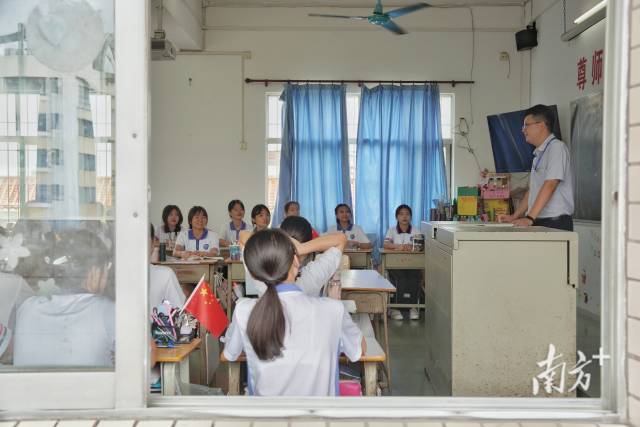 冯富荣正在给同学们上课。
