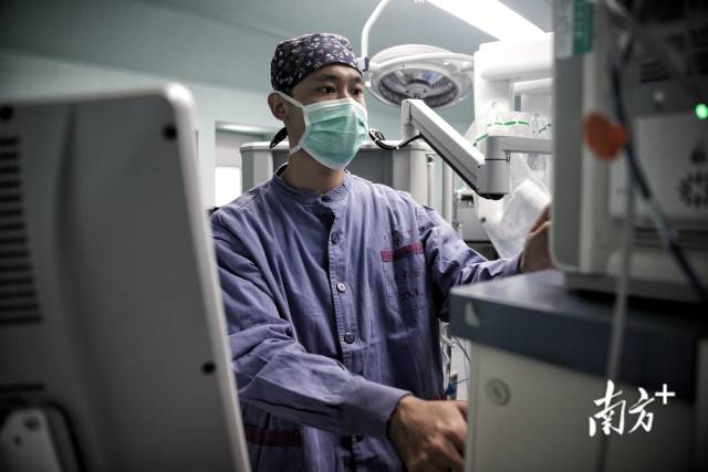 手术室里，莫仲翘正认真地监视着仪器，确保病人生命特征正常。  南方日报记者 石磊 摄