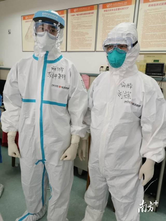 2020年初，莫仲翘（左）进驻广医一院重症监护室，参与救治新冠肺炎病人。受访者供图