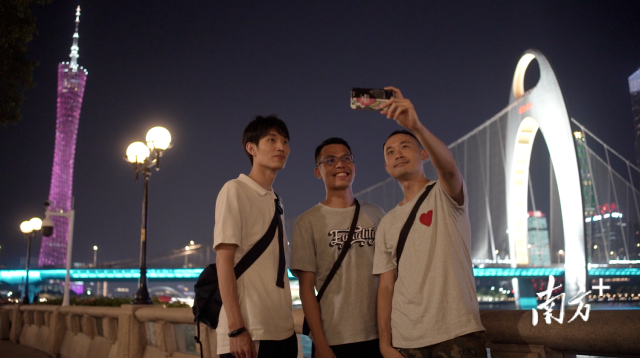 莫仲翘（右）时常约上同样来自香港的师弟们一起在广州游览。受访者供图
