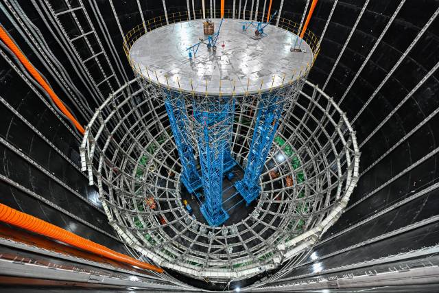 江门中微子实验为实现有机玻璃球自上而下逐层安装的升降平台。