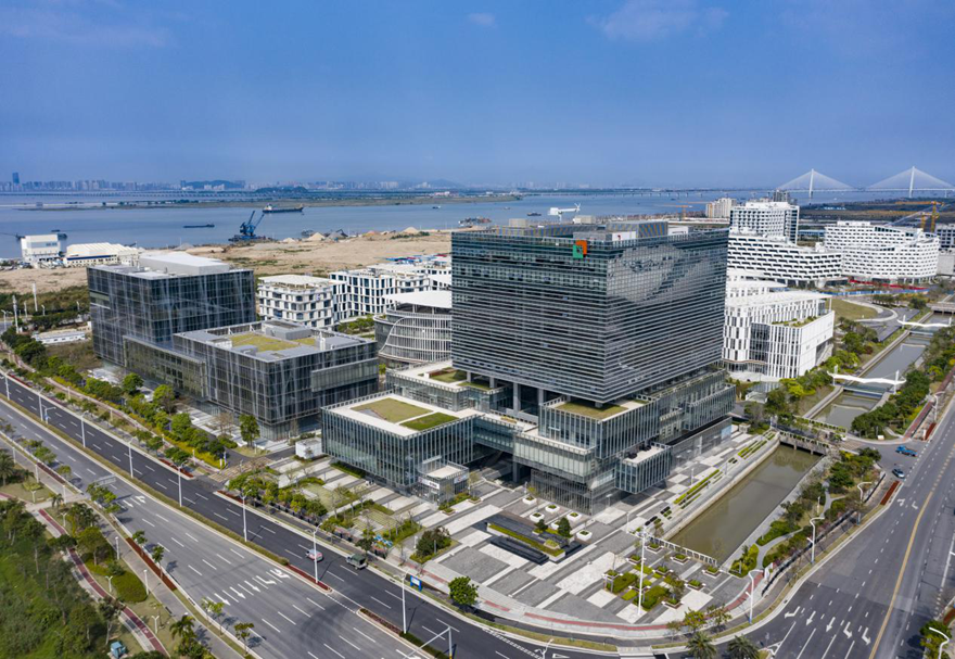 产业园已搭建起一体化全链条的、具有国际先进水准的专业化公共服务平台；拥有完整的科研服务体系，形成了科技创新研发集群；同时，建有“国家级科技企业孵化器”，为企业提供功能齐全的专业孵化平台，促进科技成果在园区的落地、孵化和转化，共同推动中医药产学研和成果产业化发展。图为粤澳合作中医药科技产业园一角。