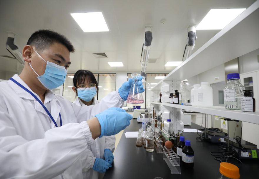 在产学研方面，澳门科技大学、广州中医药大学、福建中医药大学等高校和产业园建立了合作关系，促进科技成果在园区的落地、孵化和转化。图为研发人员正在进行研究。