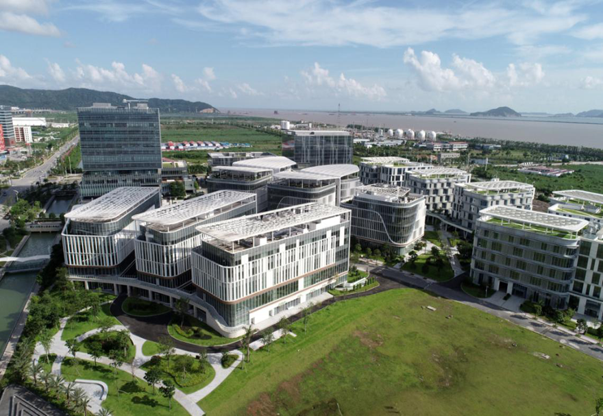 为推动产学研技术和产品转化应用，产业园开展了瑞莲庄、中医药科技创意博物馆（暂名）及中医药主题文化街3个项目，致力打造国际健康养生及文化旅游目的地。图为粤澳合作中医药科技产业园一隅。