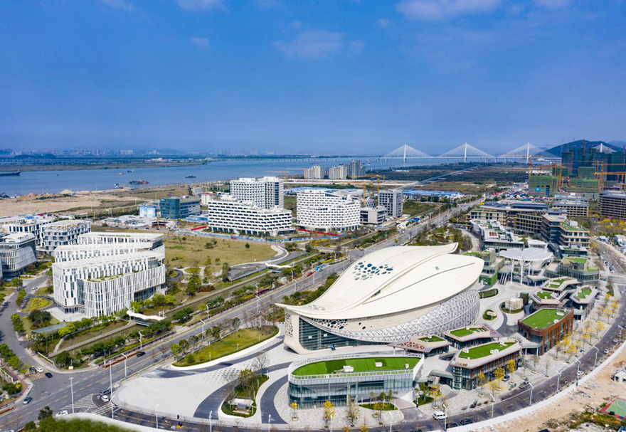 产业园作为澳门发展中医药产业的重要载体和参与粤港澳大湾区建设的重要支撑点之一，具有粤澳合作的先天优势。借力粤港澳大湾区建设带来的发展机遇，产业园将为促进澳门经济适度多元发展创造更多有利条件和活力。图为粤澳合作中医药科技产业园航拍图。