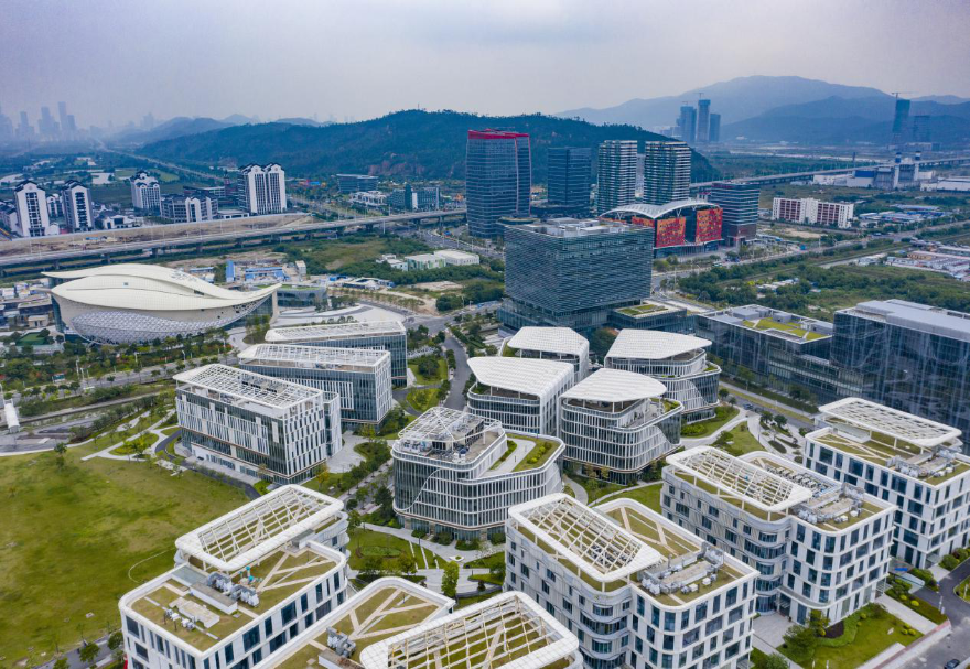 产业园孵化区于2018年底落成，目前已注册企业226家（其中通过产业园平台培育的澳门企业57家，占注册企业的25.22%），涉及中医药、化妆品、保健品、医疗器械、生物医药、医疗服务等领域，已逐渐形成一定的产业集聚氛围。其中，广药集团、澳大研究院、丽珠圣美、天祥集团、碳云智能、盈科瑞、原妙、分子态等重点项目已经入驻。图为粤澳合作中医药科技产业园航拍图。