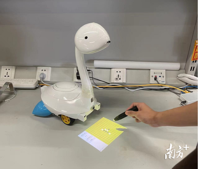 程俊团队与生产力局合作的教育娱乐机器人。