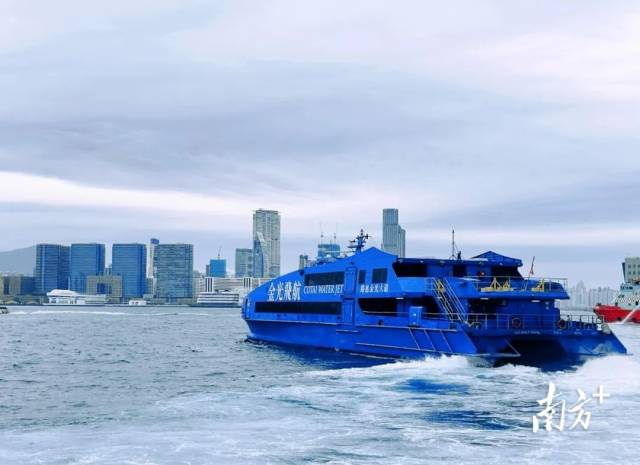 恢复通关后，香港港澳码头开出前往澳门的首班船。