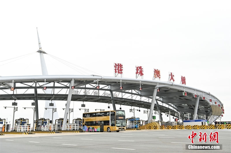 Passageiros entram normalmente em Zhuhai através da Ponte Hong Kong-Zhuhai-Macau 