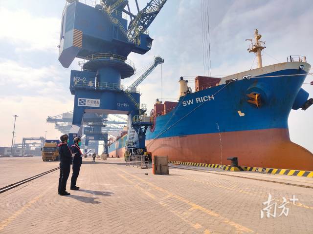 黄埔海关所属沙田海关关员正在对包船出海集装箱监装上船。濮宣 摄