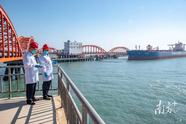 汕头海关所属揭阳海关关员对进口原油船舶实施现场监管。袁国宏 摄