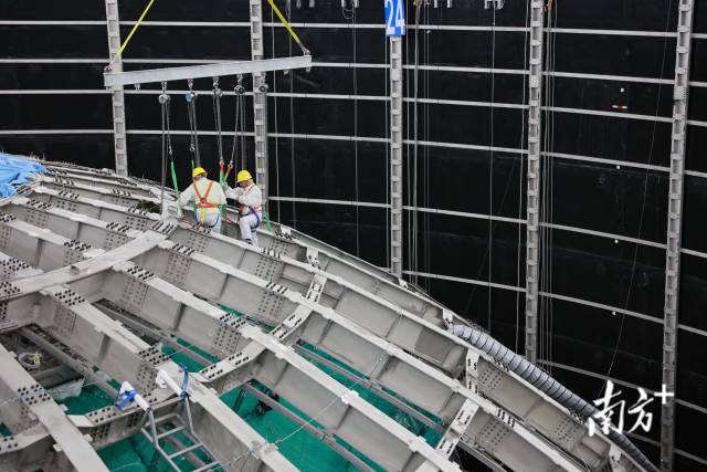 江门中微子实验室的工程人员正在安装探测器。谭博文  摄