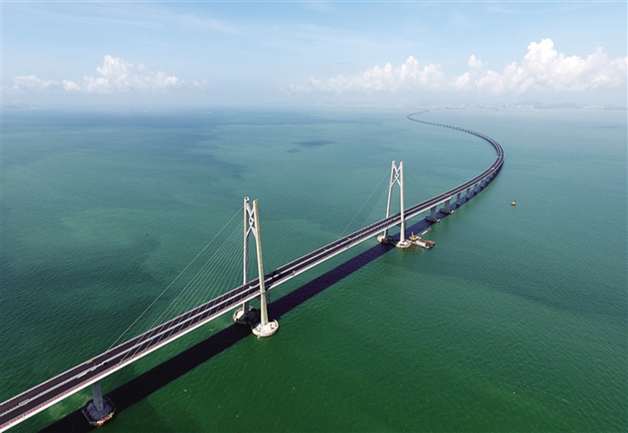 跨江跨海大桥“成团出道”，湾区活力“桥”得见，一起来感受大湾区蓬勃发展的脉搏。港珠澳大桥是“一国两制”框架下粤港澳三地首次合作建设的大型跨海交通工程，是中国境内一座连接香港、广东珠海和澳门的桥隧工程，也是世界上最长的跨海大桥工程。总长约55公里，跨越伶仃洋，打通了珠江口东西两岸的交通大动脉，使粤港澳三地加快形成“1小时生活圈”。图为港珠澳大桥。