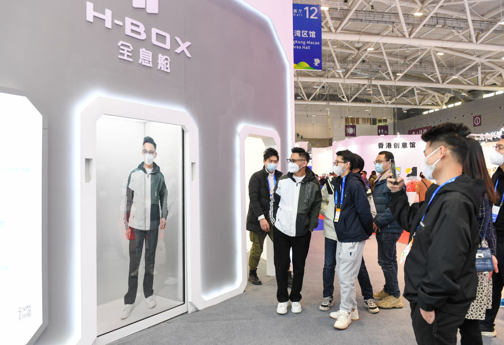 2022年12月29日，参观者在第十八届文博会上体验具有裸眼3D效果的全息影像生成设备。新华社记者 毛思倩 摄
