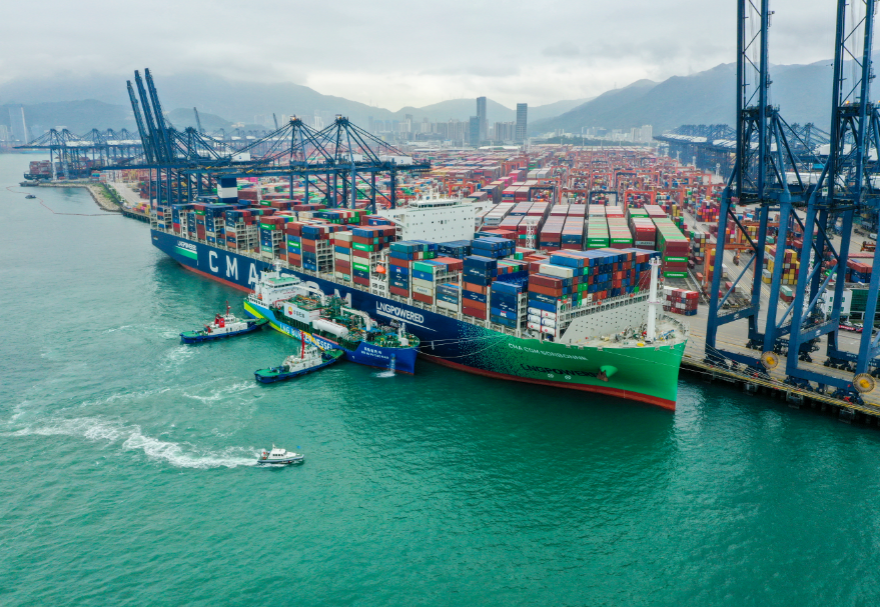 发达的航运业是深圳海洋经济的“金字招牌”。作为全球单体吞吐量最大的集装箱码头之一的盐田港，今年又实现一大突破，成为了全球第四、华南首个具备LNG加注服务能力的枢纽港。图为深圳盐田港。