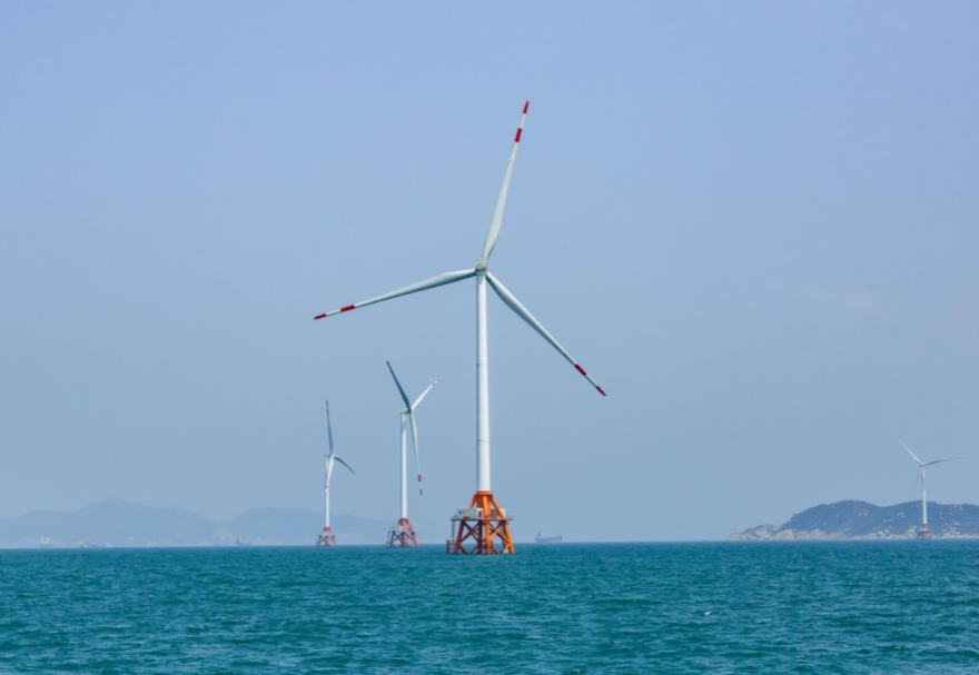 中山海上风电产业近年来进入发展快车道，风电产业链扩展至技术研发、零部件制造、整机组装、检测认证、风电场开发建设等领域，全市风电产业产值超百亿元。图为位于伶仃洋的海上风电工程。