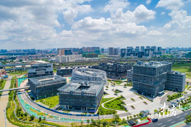 季华实验室是广东首批启动建设的省实验室之一，部署了机器人及其关键技术等八个研究方向，图为实验室俯瞰图。符诗贺 摄
