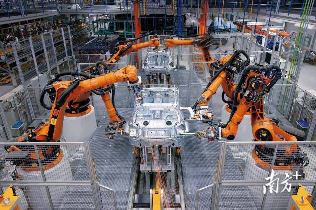 美的集团旗下的库卡是世界领先的工业机器人制造商，图为库卡机器人在生产线上进行点焊工作。周春 摄