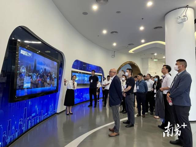 5月25日，客商们前往肇庆高新区创新创业科学园开展投资环境考察。南方+记者 卢舒曼 摄