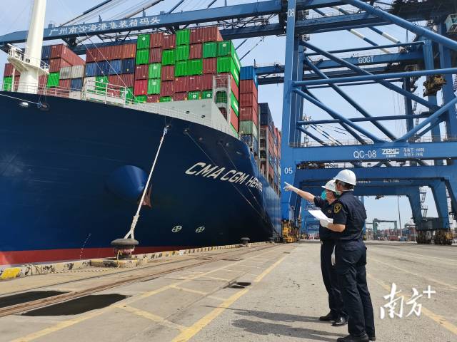 广州海关所属南沙海关关员对即将出口的“一港通”货物进行监管。摄影：石磊 关悦