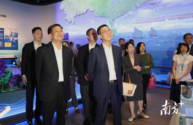 香港特别行政区政府文化体育及旅游局一行在参观中国侨都华侨华人博物馆。 彭伟宗 摄