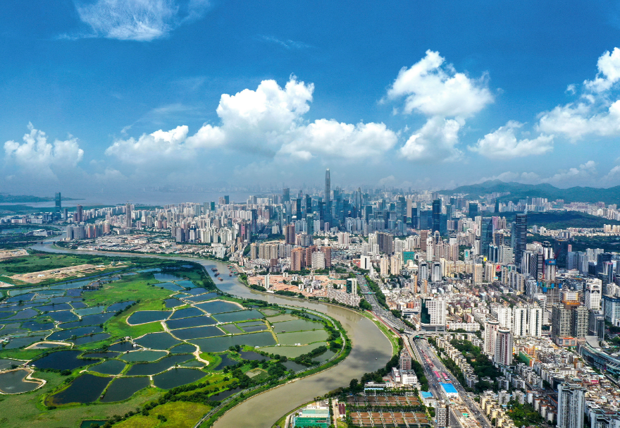 在土地整备方面，为适应科技产业发展所需，河套合作区深圳园区正积极推进土地整备。目前深圳园区已整备80万平米，打造10个专业化产业园区，新建60万平米科研空间，将陆续投入使用。图为从深圳河畔看深港边境。