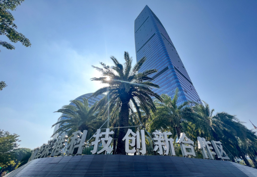 河套合作区还在不断“拔节生长”。在新发展阶段，深港两地将积极构建有利于科技创新的政策规则体系，打造粤港澳大湾区国际科技创新中心重要极点，努力成为粤港澳大湾区高质量发展的重要引擎。图为河套合作区。    　　      图源：南方日报、深圳市福田区河套深港科技创新合作区建设发展事务署、新华社