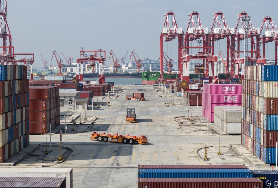 广州港南沙港区二期全自动化码头。