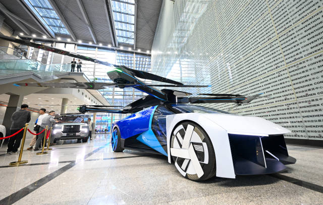 	11月15日，在第二十五届高交会上，搭载了人工智能大模型系统的小鹏汇天陆空一体式飞行汽车对公众展出。新华社发