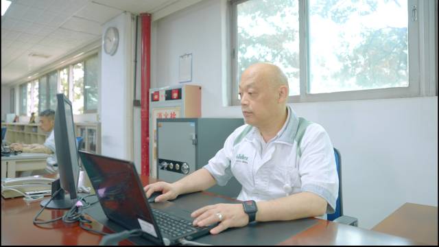 尼得科仪器（广东）有限公司总经理赤羽诚在莞工作。受访者供图