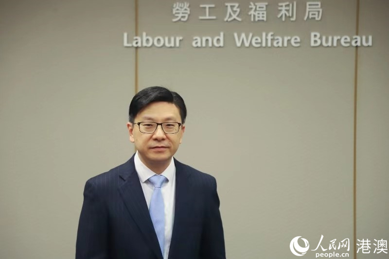 香港特区政府劳工及福利局局长孙玉菡接受采访。人民网 严小晶摄