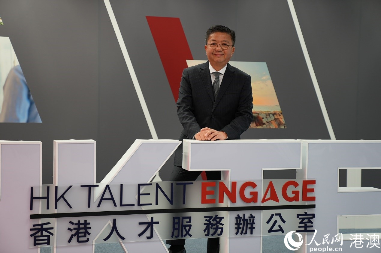 香港人才服务办公室总监刘镇汉接受人民网采访。人民网 苏缨翔摄