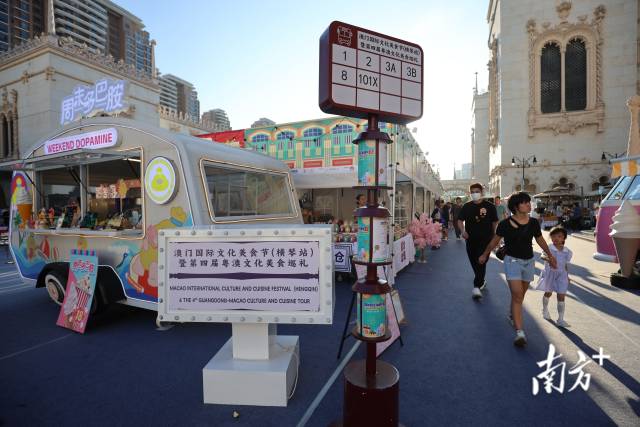 “澳门·横琴艺墟”在横琴开幕，文创及餐饮摊位吸引游客们参观。