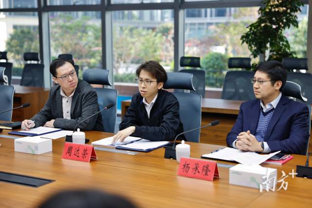 香港公务员周达荣（中）派驻到深圳福田区政府开展三个月的交流协作。