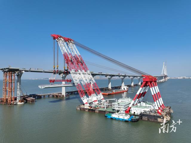 “大桥海鸥号”架设进行中。