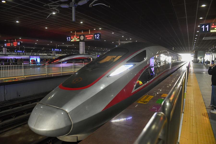 1月12日，前往香港西九龙的高铁驶入深圳北站站台。新华社记者 毛思倩 摄