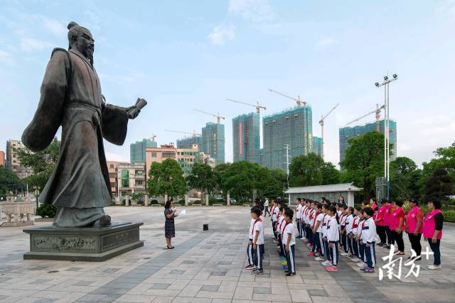 在西区街道塘尾村，小学生在朱子文化广场朗诵儒家经典。