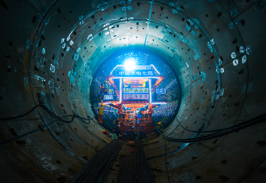 工程以深层管道输水方式穿越珠三角核心城市群。由于珠三角地区河网密布、建筑密集、路网交错，且工程输水隧洞全部深埋在40米至60米左右的地下空间，这对工程建设考验强、要求高。图为工程地下隧洞施工现场。