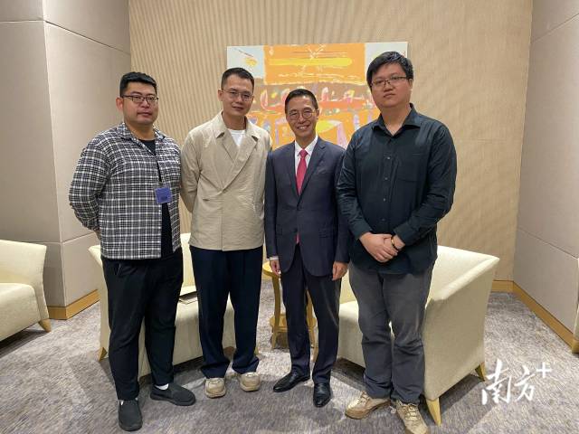 杨润雄与GDToday、南方+记者合影。