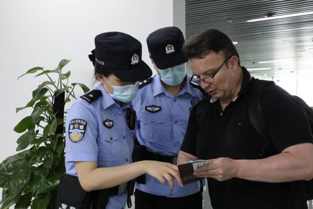 洲头嘴出入境边防检查站民警正在接受广交会客商咨询。李艳 摄