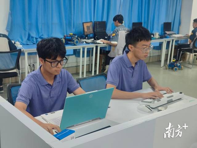 世赛自主移动机器人项目澳门代表队选手杜加威（右）与黎健恒（左），在广州市机电技师学院开展训练。