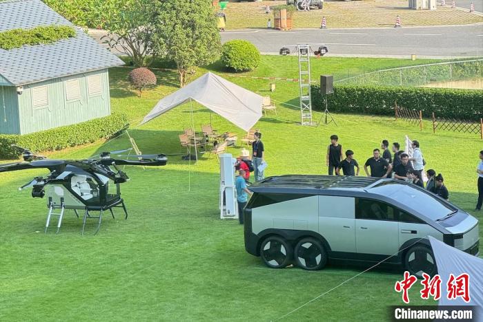 分体式飞行汽车“陆地航母”实车。王坚 摄