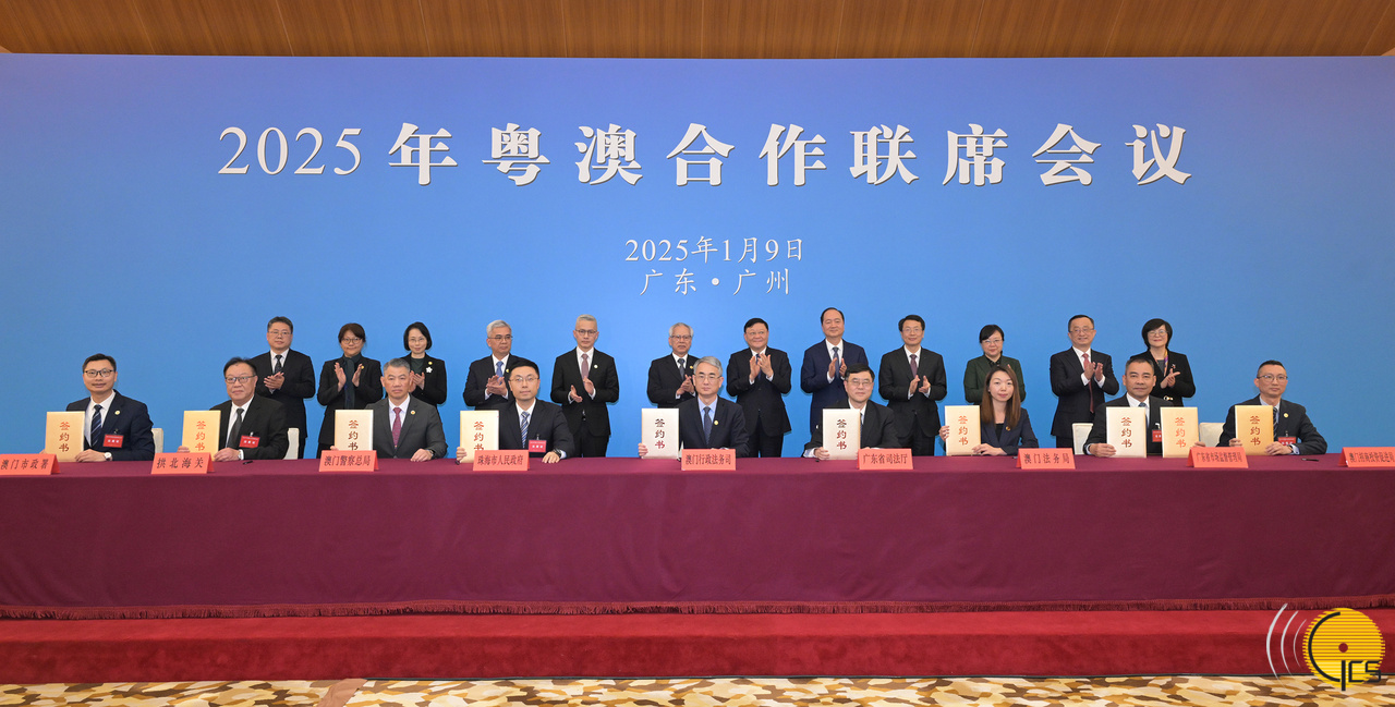 O Chefe do Executivo, Sam Hou Fai, e o governador da Província de Guangdong, Wang Weizhong, testemunham a assinatura do acordo de cooperação jurídica entre o Departamento de Justiça da Província de Guangdong e a Secretaria para a Administração e Justiça do Governo da RAEM, do memorando entre os departamentos administrativos de Zhuhai e Macau sobre a transferências transfronteiriças "Ponto-a-Ponto" entre os hospitais, do memorando de cooperação entre a Administração de Regulação do Mercado da Província de Guangdong e a Direcção dos Serviços de Assuntos de Justiça do Governo da RAEM, do memorando de cooperação sobre o impulso do controlo da inspecção sanitária de frutas de importação estrangeira entre a Alfândega de Gongbei e o Instituto para os Assuntos Municipais do Governo da RAEM, e do acordo de cooperação entre a Administração de Regulação do Mercado da Província de Guangdong e o Instituto de Promoção do Comércio e do Investimento do Governo da RAEM.
