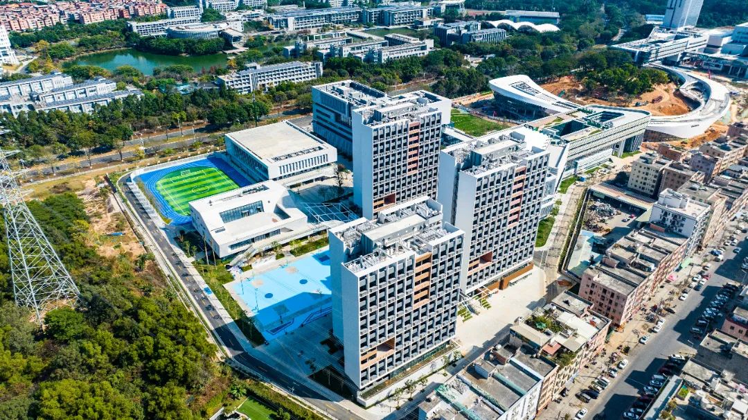 校区位于松山湖大学路南侧、石大路东侧地块，总规划用地170337.53平方米，总建筑面积约247746.91平方米，共由12栋建筑及1层人防地下室组成，并分为教学生活区和产学研区。